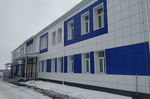 Строители возводят и ремонтируют медицинские объекты в Асине.